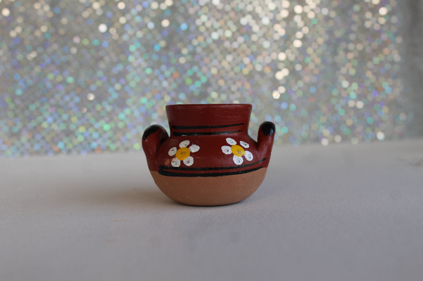 CLAY POT WITH DAISIES