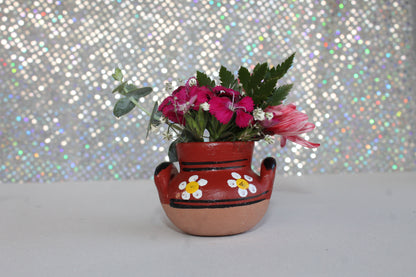 CLAY POT WITH DAISIES