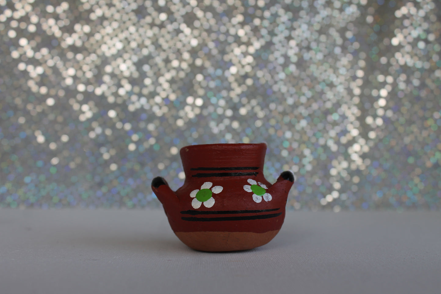 CLAY POT WITH DAISIES