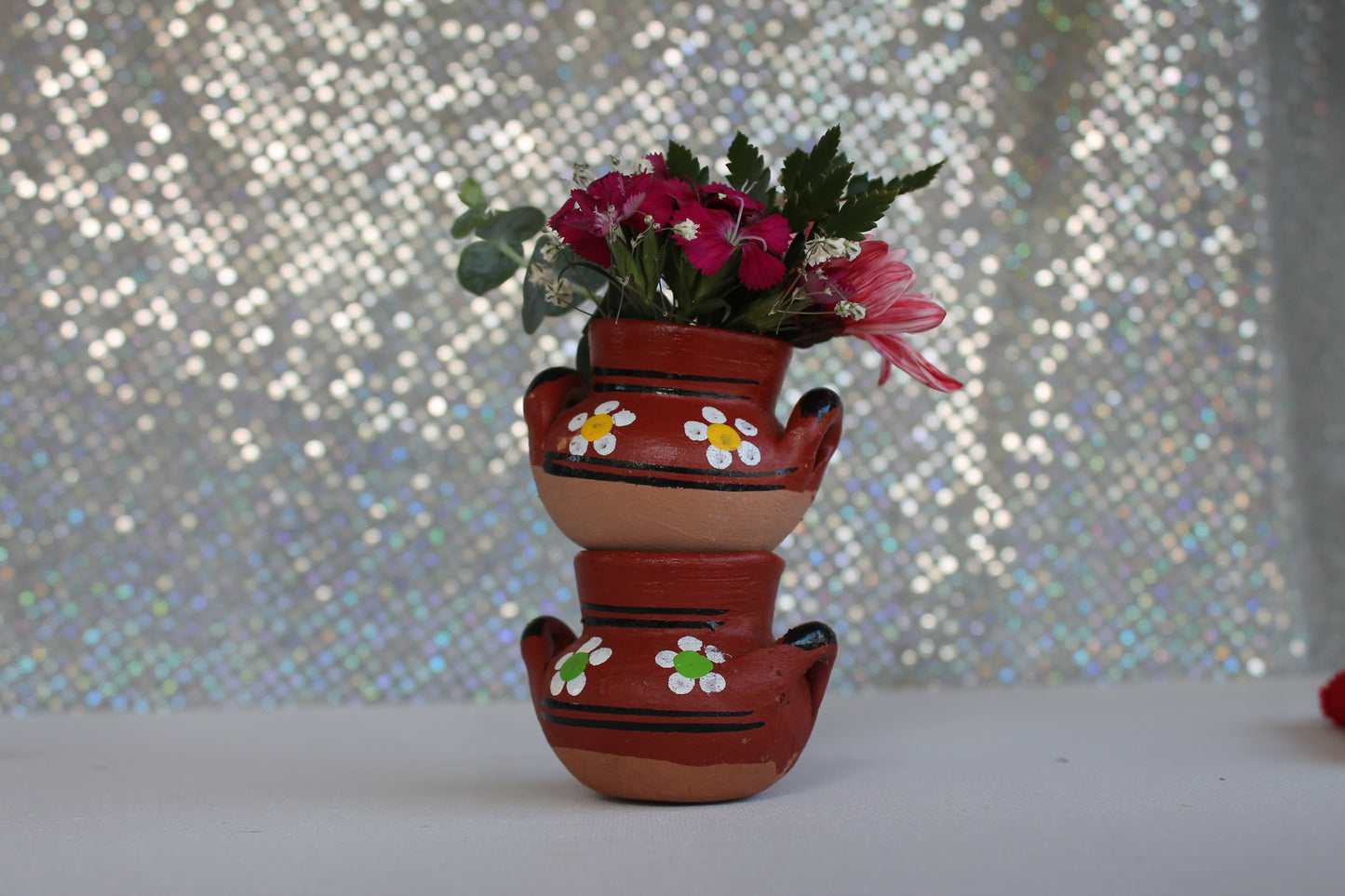 CLAY POT WITH DAISIES